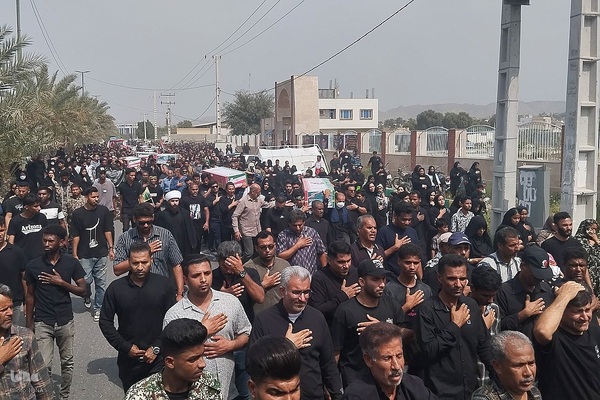 تشییع شهدای دانش‌آموز در میناب