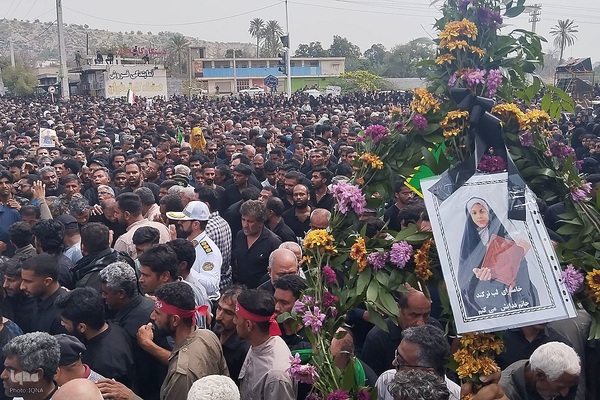 تشییع شهدای دانش‌آموز در میناب