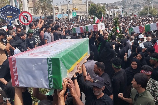 تشییع شهدای دانش‌آموز در میناب