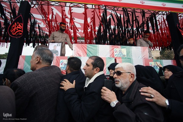 تشییع پیکر مطهر ۱۲ شهید جنگ رمضان در شیراز