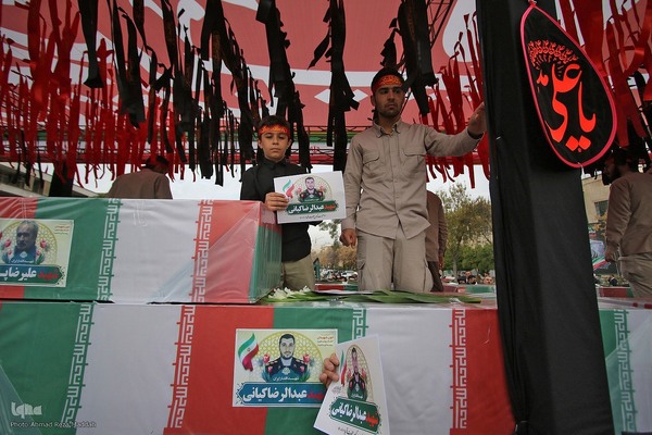 تشییع پیکر مطهر ۱۲ شهید جنگ رمضان در شیراز