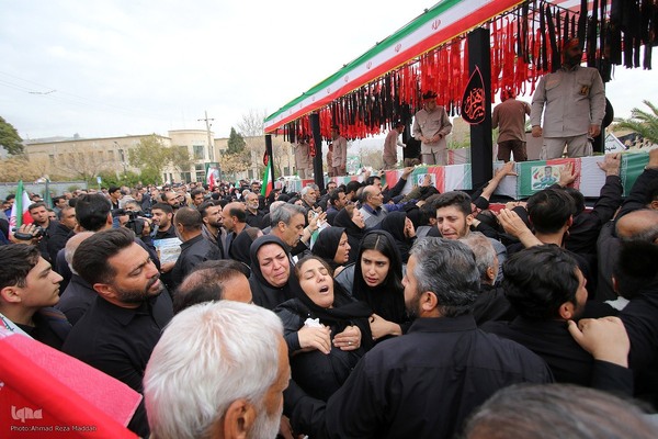 تشییع پیکر مطهر ۱۲ شهید جنگ رمضان در شیراز