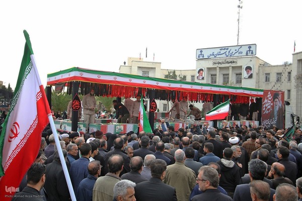 تشییع پیکر مطهر ۱۲ شهید جنگ رمضان در شیراز