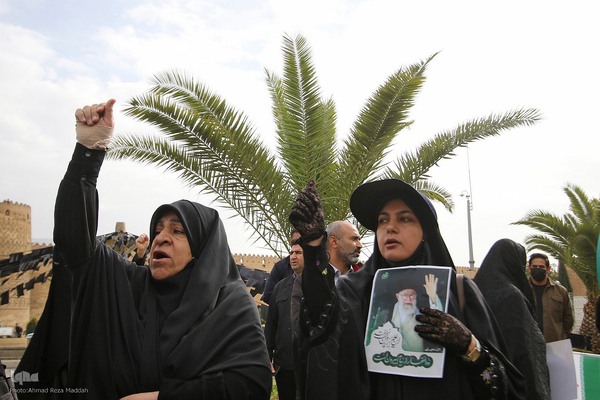 تشییع پیکر مطهر ۱۲ شهید جنگ رمضان در شیراز