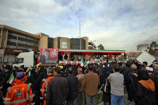 تشییع پیکر مطهر ۱۲ شهید جنگ رمضان در شیراز