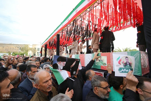 تشییع پیکر مطهر ۱۲ شهید جنگ رمضان در شیراز