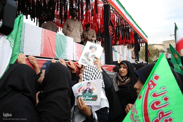 تشییع پیکر مطهر ۱۲ شهید جنگ رمضان در شیراز