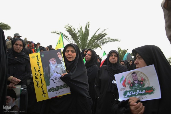 تشییع پیکر مطهر ۱۲ شهید جنگ رمضان در شیراز