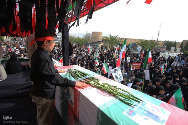 تشییع پیکر مطهر ۱۲ شهید جنگ رمضان در شیراز