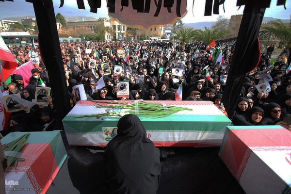 تشییع پیکر مطهر ۱۲ شهید جنگ رمضان در شیراز