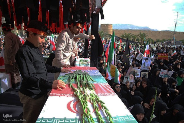 تشییع پیکر مطهر ۱۲ شهید جنگ رمضان در شیراز