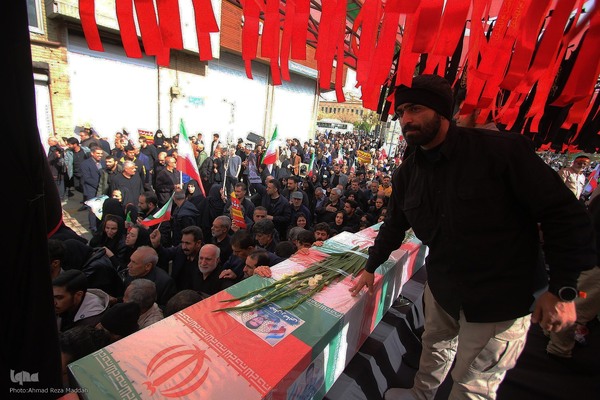 تشییع پیکر مطهر ۱۲ شهید جنگ رمضان در شیراز