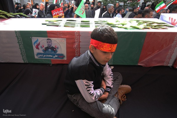 تشییع پیکر مطهر ۱۲ شهید جنگ رمضان در شیراز