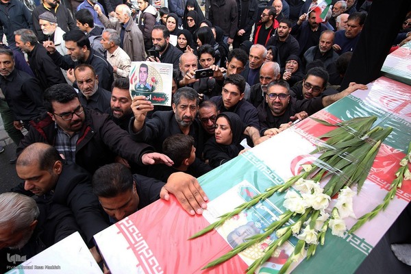 تشییع پیکر مطهر ۱۲ شهید جنگ رمضان در شیراز