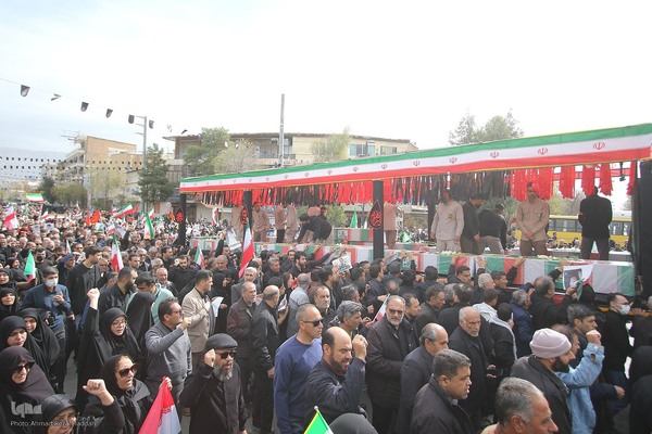 تشییع پیکر مطهر ۱۲ شهید جنگ رمضان در شیراز