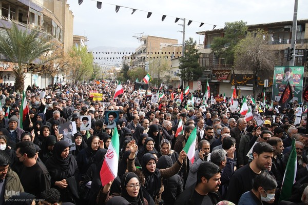 تشییع پیکر مطهر ۱۲ شهید جنگ رمضان در شیراز