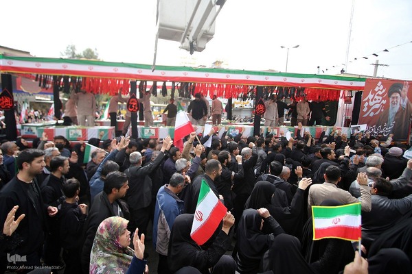 تشییع پیکر مطهر ۱۲ شهید جنگ رمضان در شیراز