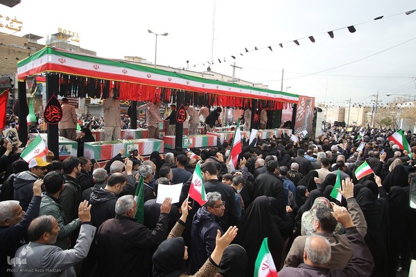 تشییع پیکر مطهر ۱۲ شهید جنگ رمضان در شیراز