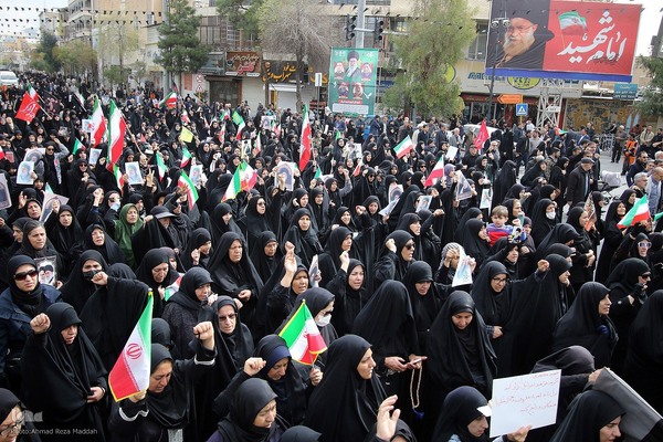 تشییع پیکر مطهر ۱۲ شهید جنگ رمضان در شیراز