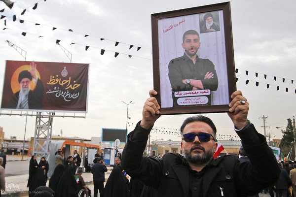 تشییع پیکر مطهر ۱۲ شهید جنگ رمضان در شیراز