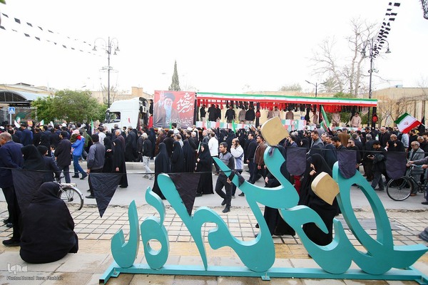 تشییع پیکر مطهر ۱۲ شهید جنگ رمضان در شیراز