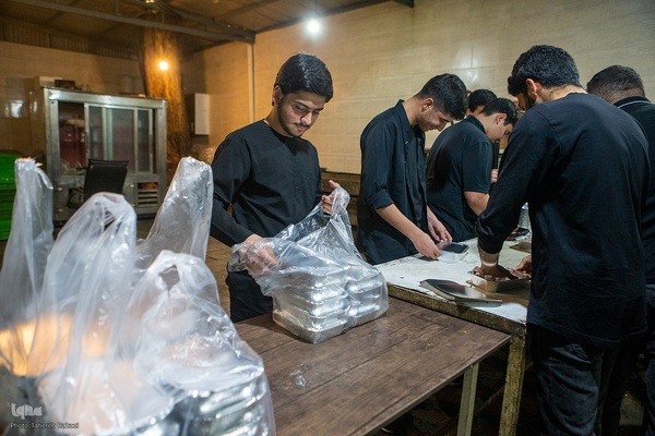 حمایت مردمی از رزمندگان: فعالیت جهادی در پخت و رساندن افطار