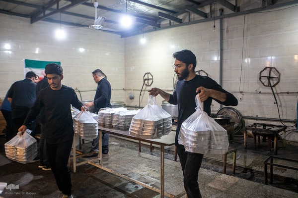 حمایت مردمی از رزمندگان: فعالیت جهادی در پخت و رساندن افطار
