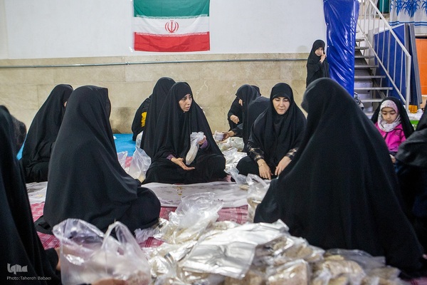 حمایت مردمی از رزمندگان: فعالیت جهادی در پخت و رساندن افطار