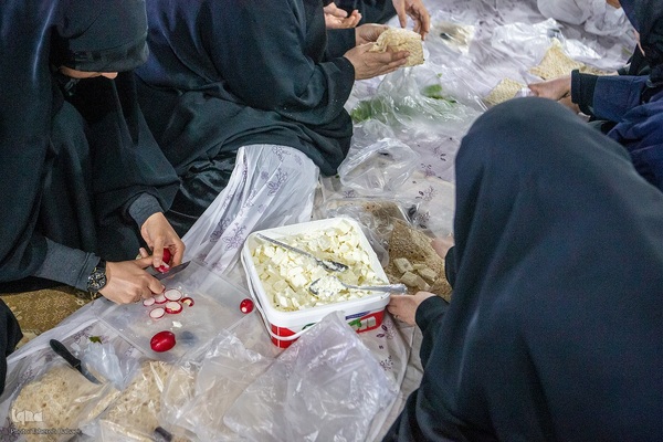 حمایت مردمی از رزمندگان: فعالیت جهادی در پخت و رساندن افطار