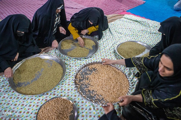 حمایت مردمی از رزمندگان: فعالیت جهادی در پخت و رساندن افطار