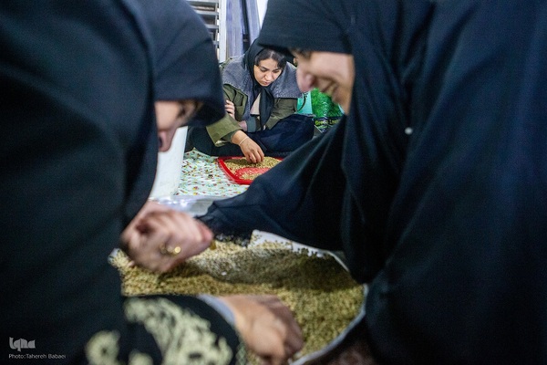 حمایت مردمی از رزمندگان: فعالیت جهادی در پخت و رساندن افطار