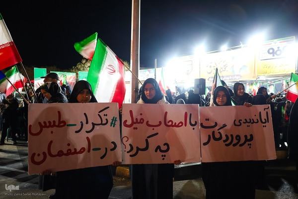 یک تکه مقوا، یک دنیا حرف؛ پلاکاردها زبان گویای میدان