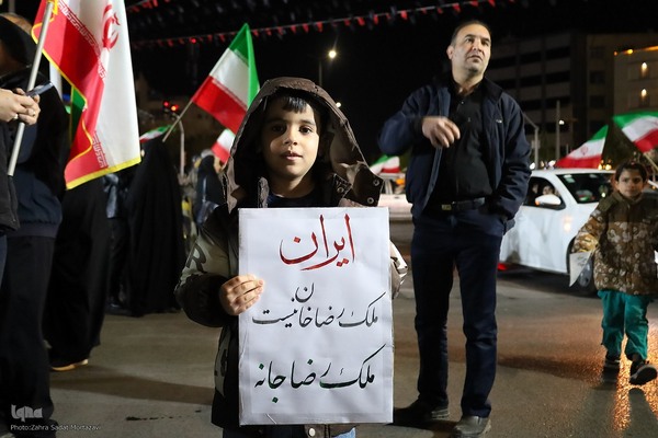 یک تکه مقوا، یک دنیا حرف؛ پلاکاردها زبان گویای میدان
