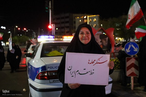 یک تکه مقوا، یک دنیا حرف؛ پلاکاردها زبان گویای میدان