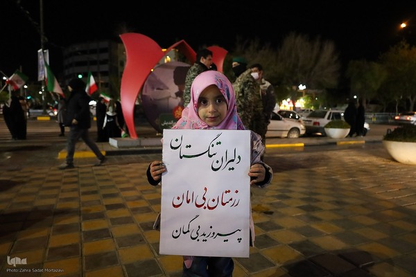 یک تکه مقوا، یک دنیا حرف؛ پلاکاردها زبان گویای میدان