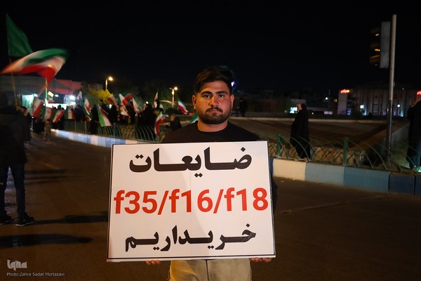 یک تکه مقوا، یک دنیا حرف؛ پلاکاردها زبان گویای میدان