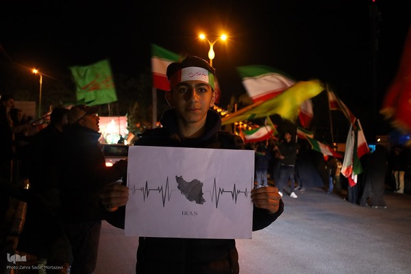 یک تکه مقوا، یک دنیا حرف؛ پلاکاردها زبان گویای میدان