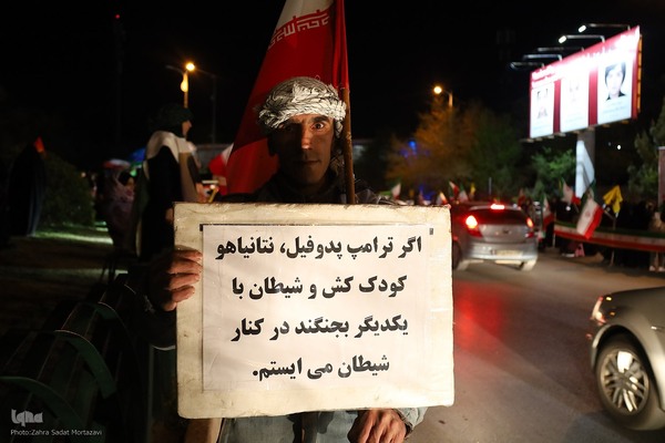 یک تکه مقوا، یک دنیا حرف؛ پلاکاردها زبان گویای میدان