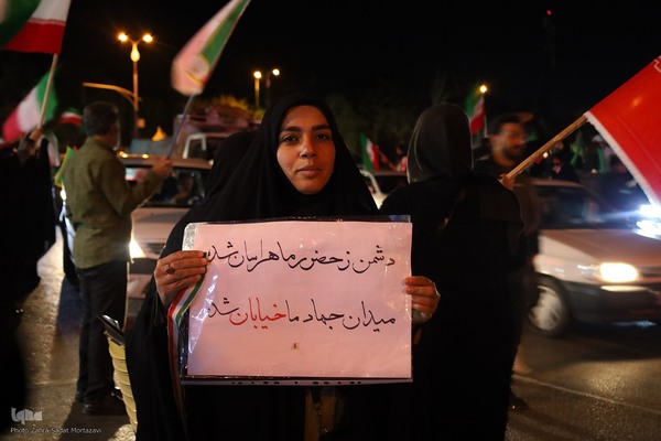 یک تکه مقوا، یک دنیا حرف؛ پلاکاردها زبان گویای میدان