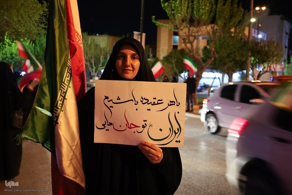 یک تکه مقوا، یک دنیا حرف؛ پلاکاردها زبان گویای میدان