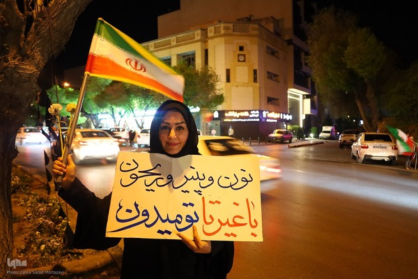 یک تکه مقوا، یک دنیا حرف؛ پلاکاردها زبان گویای میدان
