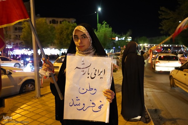 یک تکه مقوا، یک دنیا حرف؛ پلاکاردها زبان گویای میدان
