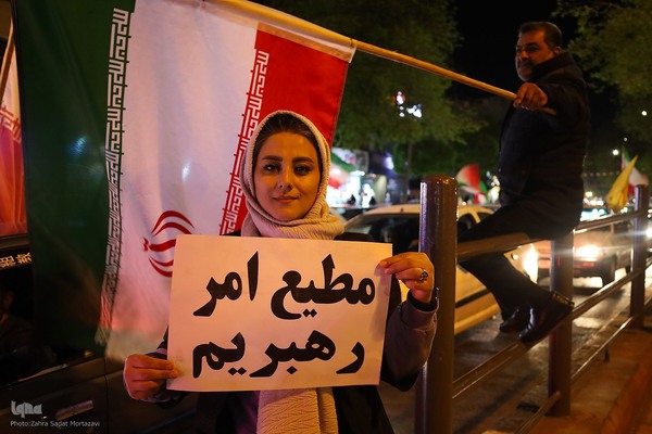 یک تکه مقوا، یک دنیا حرف؛ پلاکاردها زبان گویای میدان