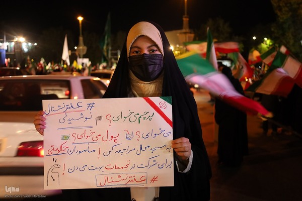 یک تکه مقوا، یک دنیا حرف؛ پلاکاردها زبان گویای میدان