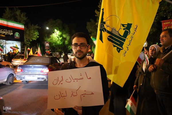 یک تکه مقوا، یک دنیا حرف؛ پلاکاردها زبان گویای میدان