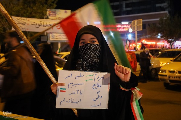 یک تکه مقوا، یک دنیا حرف؛ پلاکاردها زبان گویای میدان