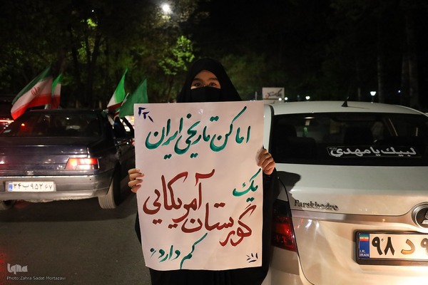 یک تکه مقوا، یک دنیا حرف؛ پلاکاردها زبان گویای میدان