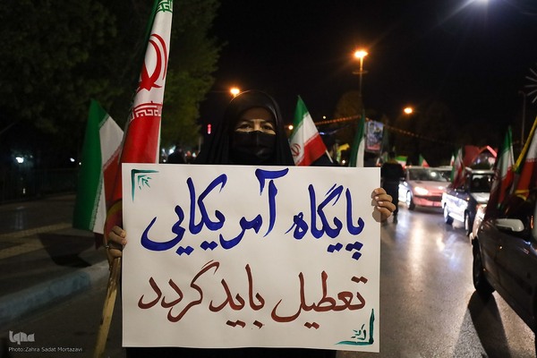 یک تکه مقوا، یک دنیا حرف؛ پلاکاردها زبان گویای میدان
