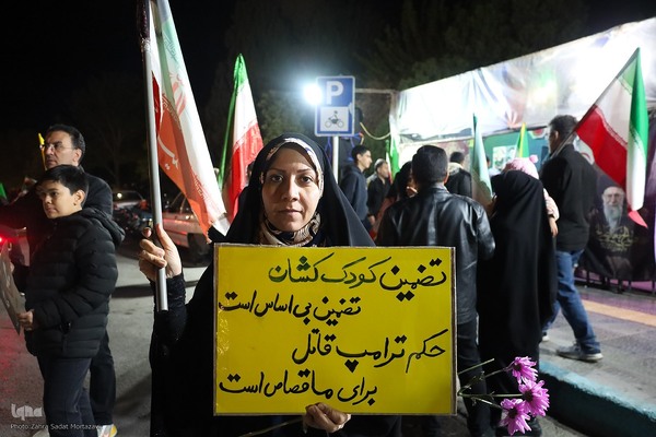 یک تکه مقوا، یک دنیا حرف؛ پلاکاردها زبان گویای میدان
