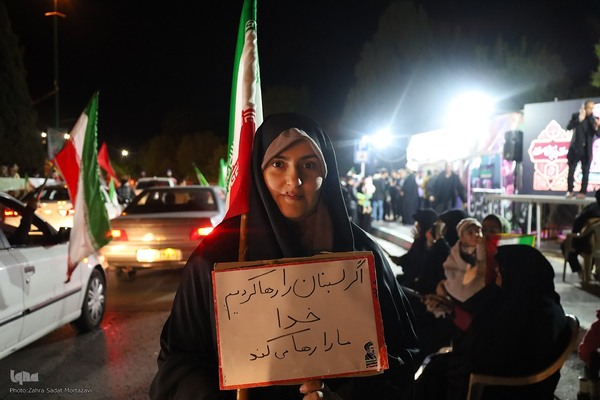یک تکه مقوا، یک دنیا حرف؛ پلاکاردها زبان گویای میدان